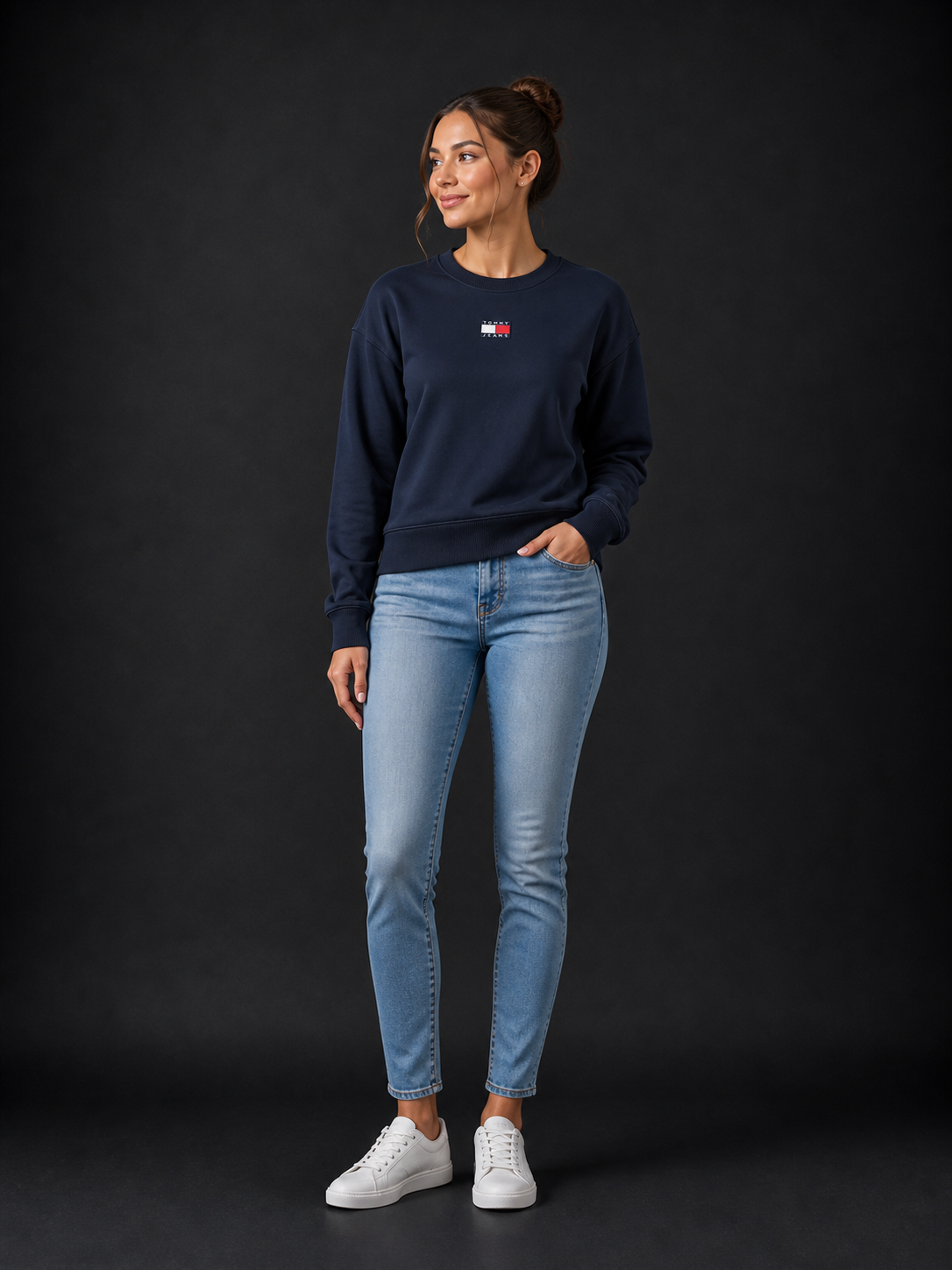 TOMMY HILFIGER - SWEAT FEMME BLEU LOGO APPLIQUÉ | COLLEKT PARIS